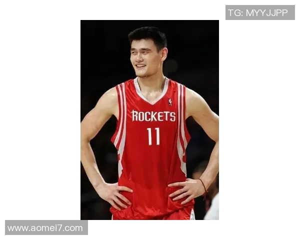 姚明在篮球场上的强硬风格展现出无与伦比的竞争精神与卓越技艺